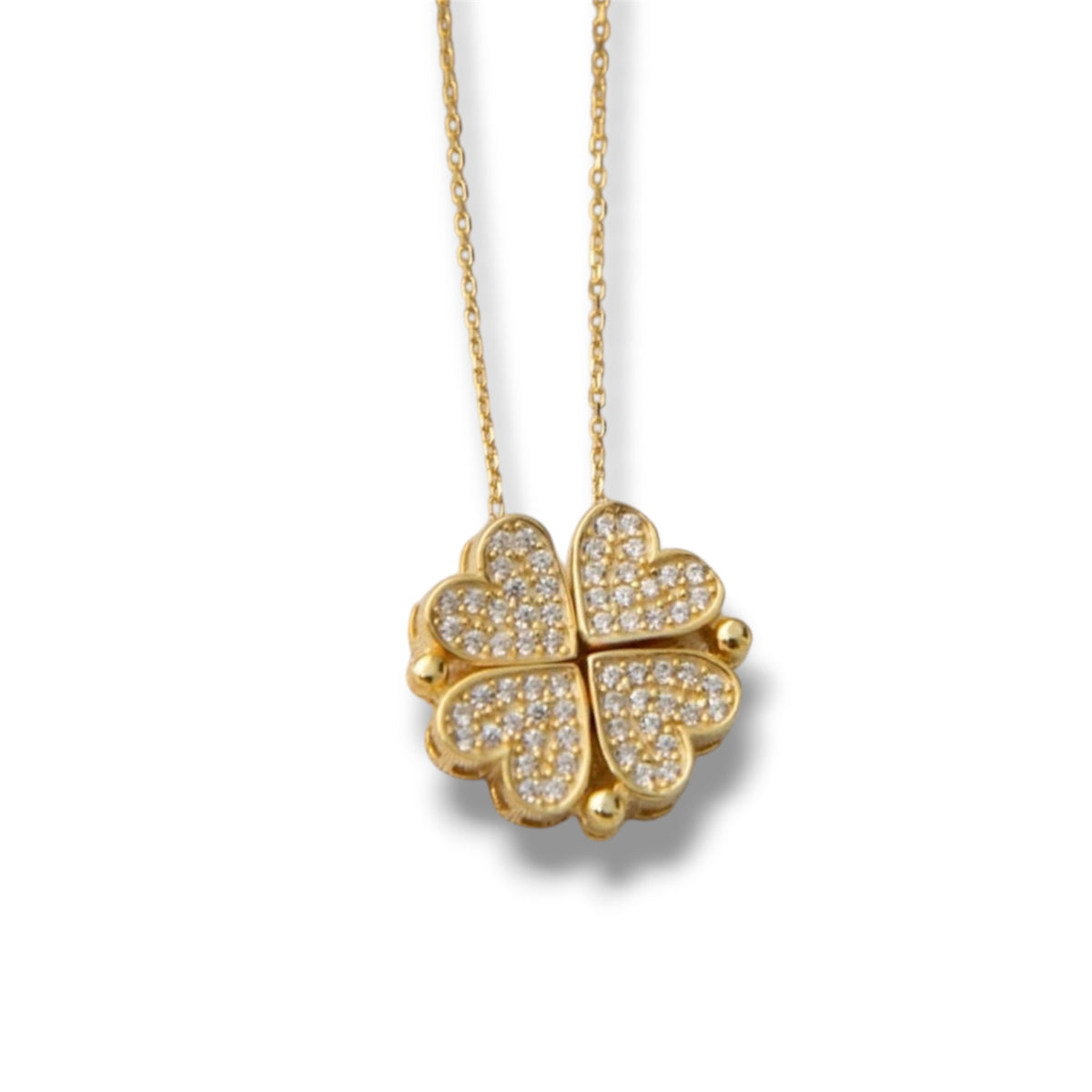 Cadena con dije de corazones trébol