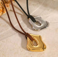 Irregular minimalist pendant necklace (dorado)
