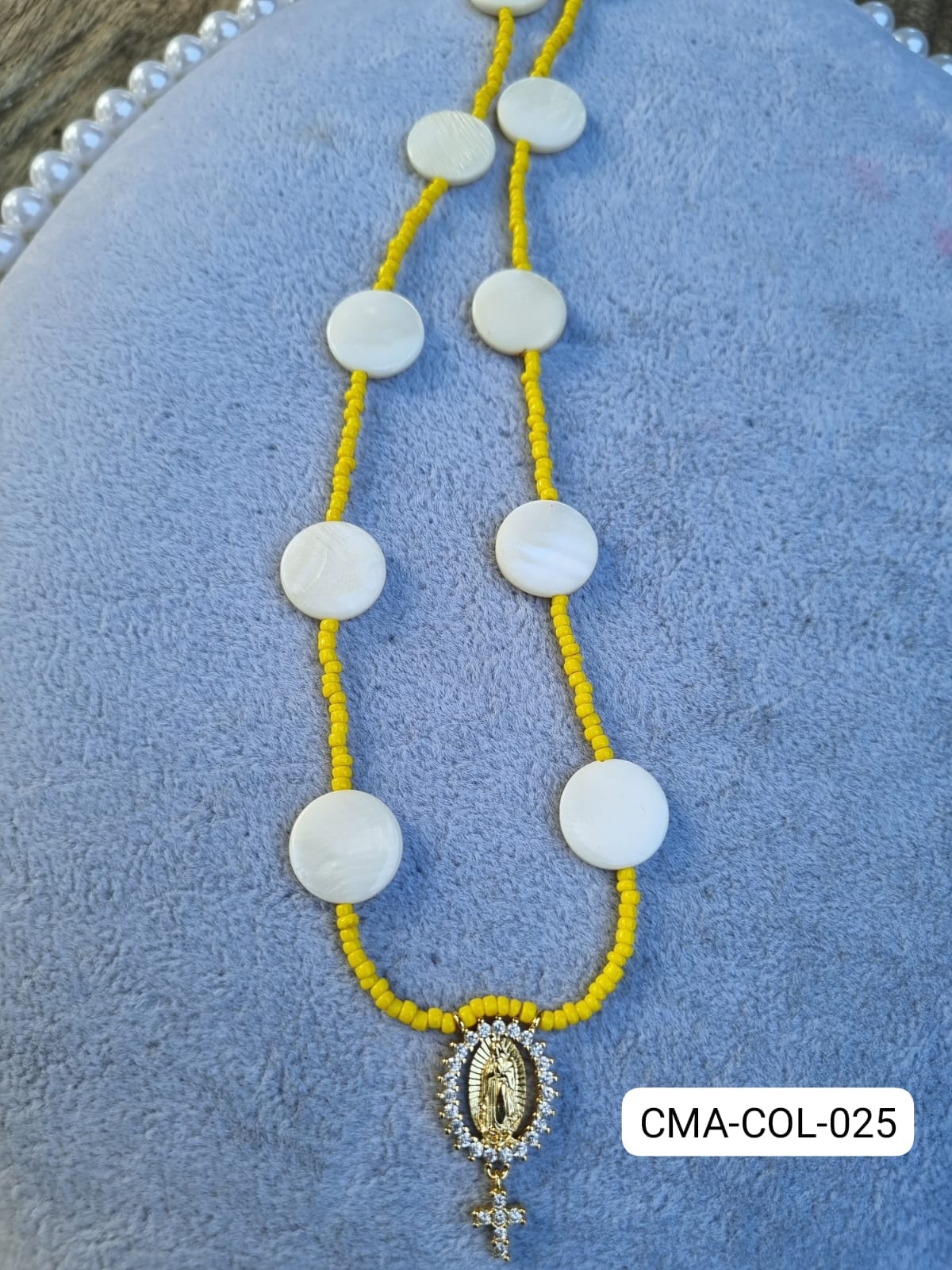 Collar amarillo/nacar medalla virgen