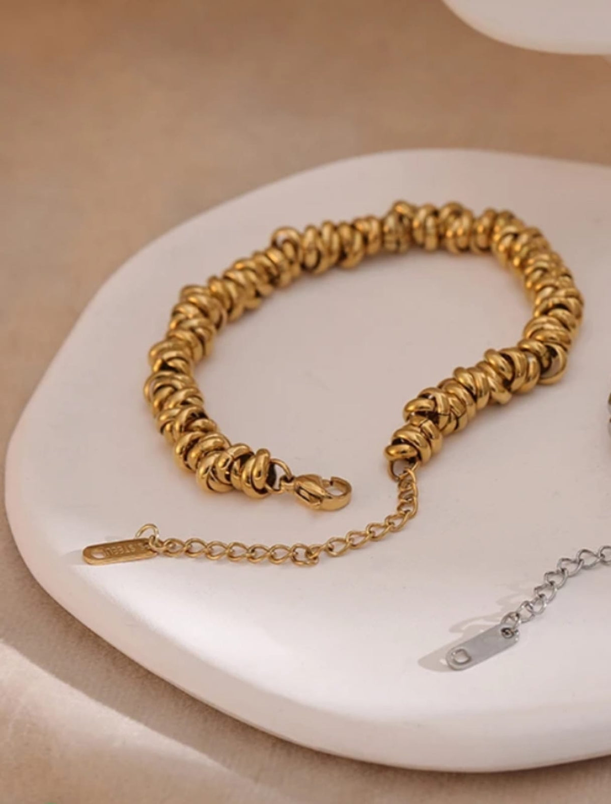 Pulsera dorada con diseño entrelazado