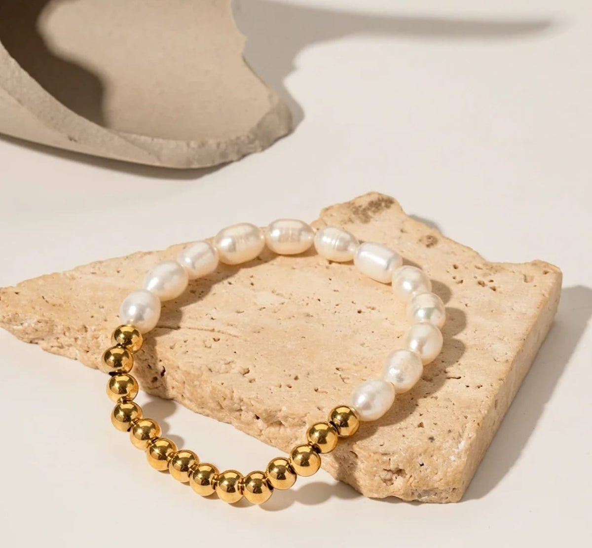 Pulsera de perlas con esfera dorada