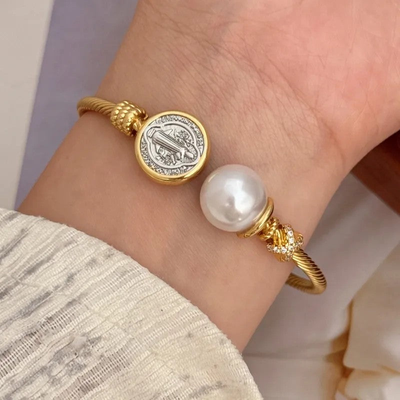 Pulsera con perla y medalla de san benito
