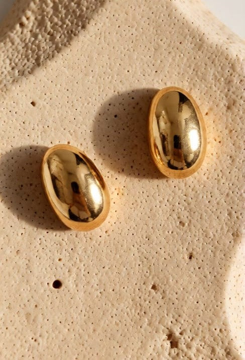 Aritos en forma de topos dorados