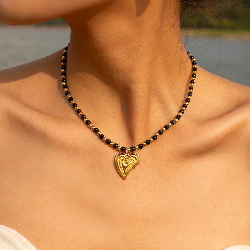 Cadena negra con dije de corazon