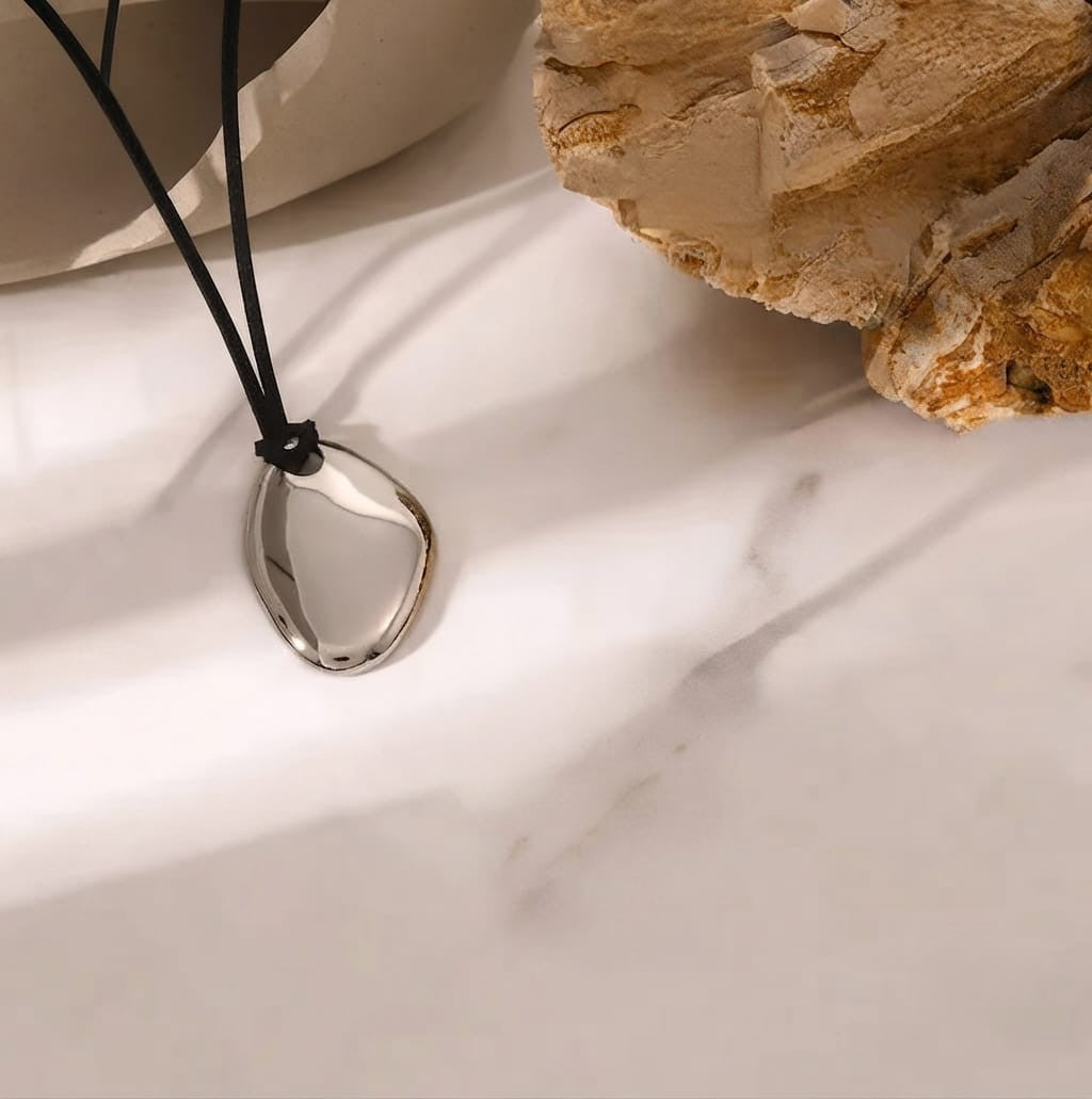 Cadena de cuero con dije de chapa plateado