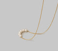 Cadena con perlas al centro