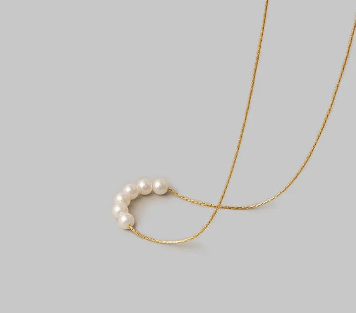 Cadena con perlas al centro