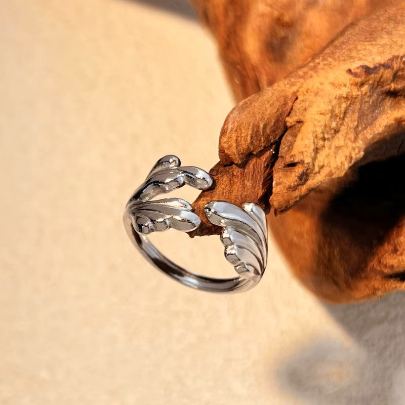 Anillo ajustable plateado en forma de ondas