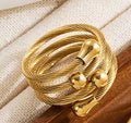 Anillo delgado enrollada tono dorado
