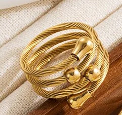 Anillo delgado enrollada tono dorado