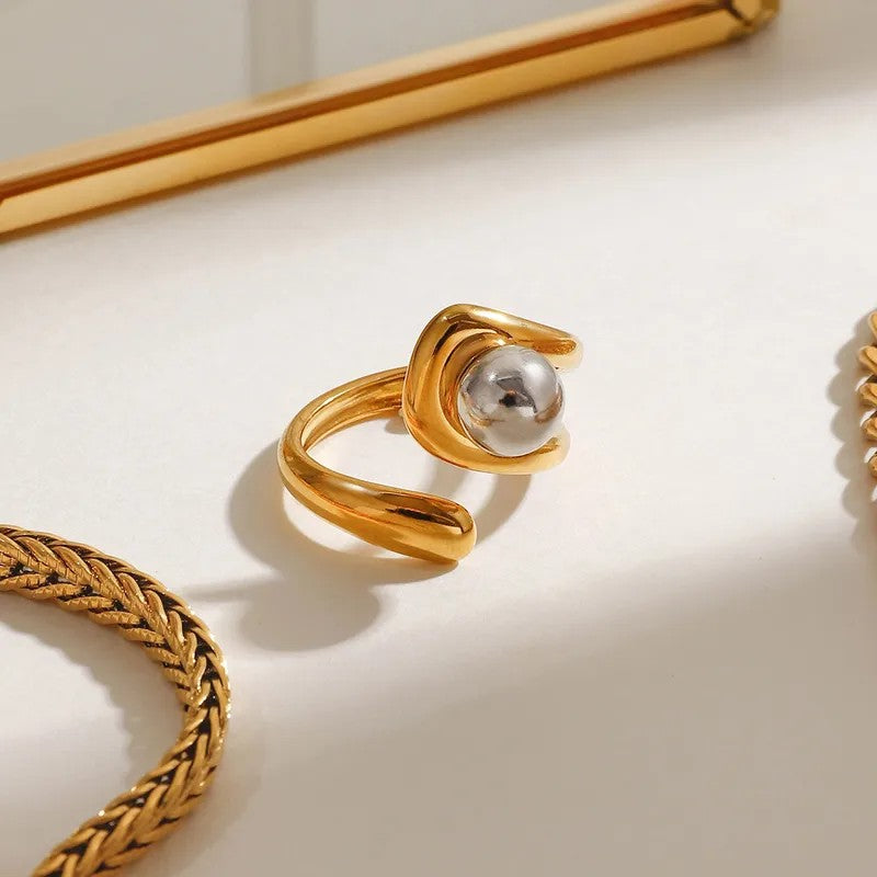 Anillo estilo irregular dorado con esfera plateada