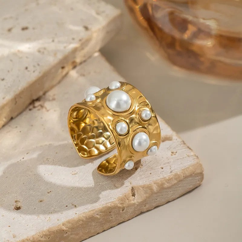 Anillo con incrustaciones de perlas