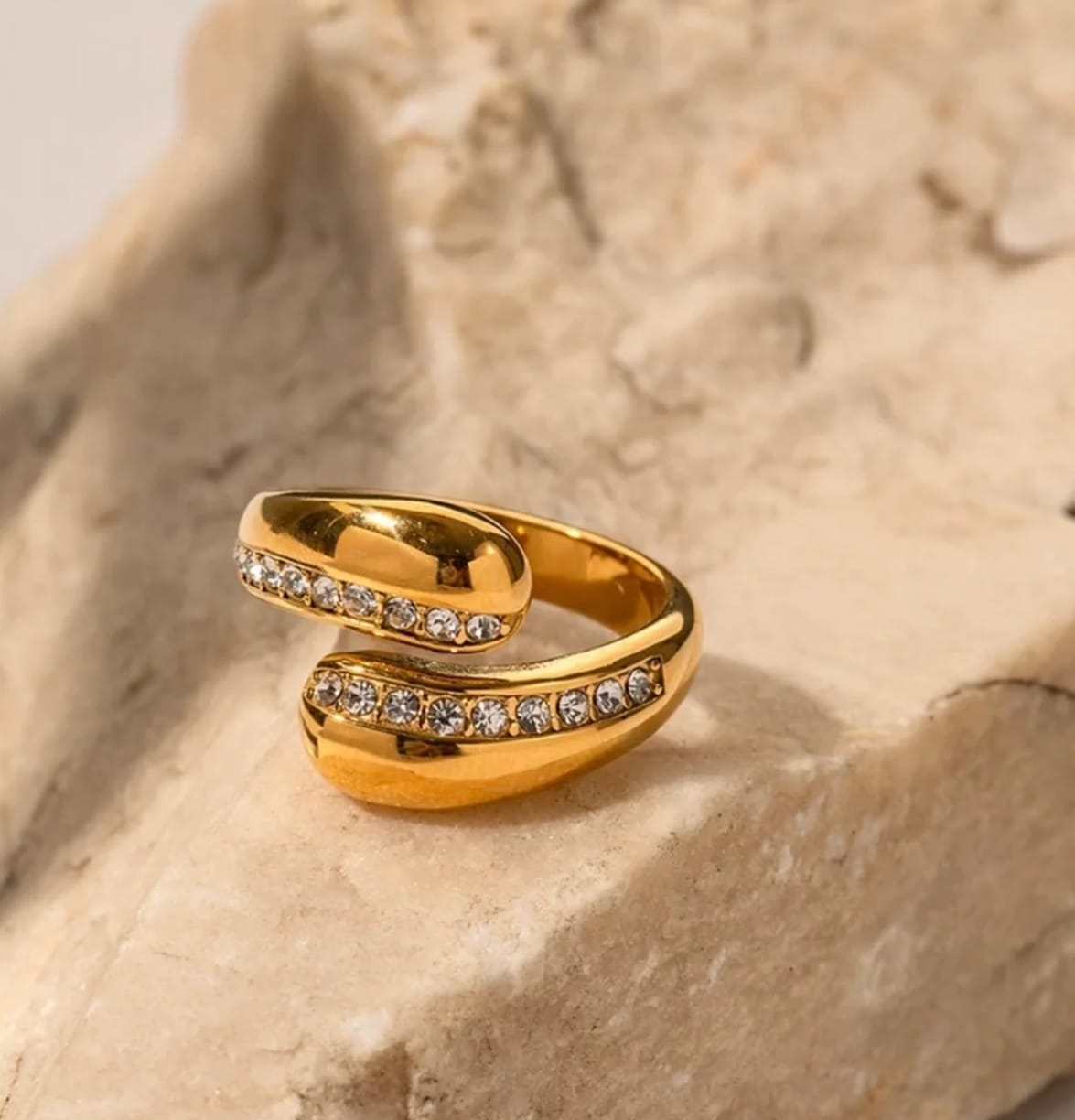 Anillo incrustaciones de zirconias