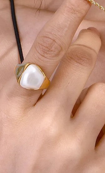 Anillo con perla irregular
