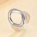 Anillo en forma de aro plateado
