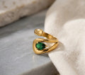 Anillo estilo irregular dorado con circonio verde