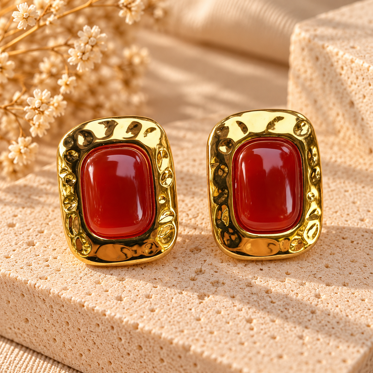 Arete cuadrado rojo