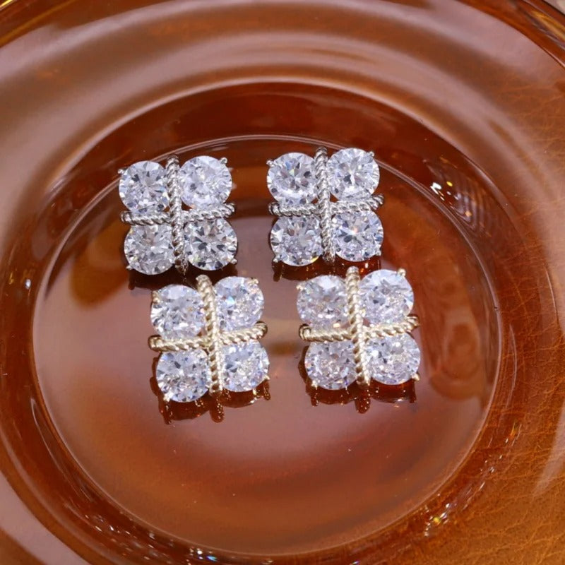 Square shaped sparkling studs (dorado)